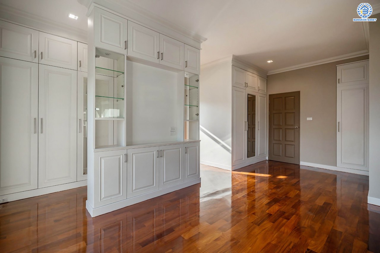 บ้านมือสองตกแต่งใหม่ ดีไซน์สวย โครงการ ซันไรซ์กรีน นวมินทร์ เนื้อที่ 75 ตร.ว. พื้นที่ใช้สอยมากถึง 338 ตร.ม. พร้อมฟังก์ชัน 4 ห้องนอน 4 ห้องน้ำ 1 ห้องแม่บ้าน จอดรถได้ 2 คัน รองรับทุกกิจกรรม บนทำเลเชื่อมต่อหลายเส้นทาง ใกล้รถไฟฟ้าสายสีชมพู "สถานีรามอินทรา" และจุดขึ้นทางด่วน "เอกมัย-รามอินทรา"